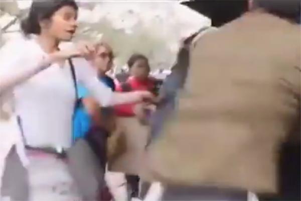 delhipolicebrutallyassaultsfemaleprotesters